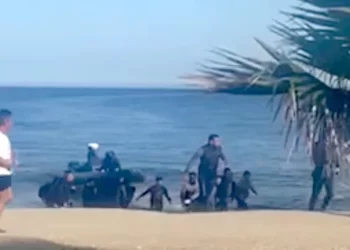 Desembarcan más de treinta inmigrantes ilegales en Roquetas de Mar y solo interceptan a nueve de ellos>