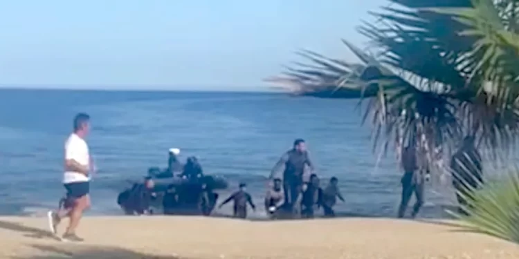 Desembarcan más de treinta inmigrantes ilegales en Roquetas de Mar y solo interceptan a nueve de ellos>