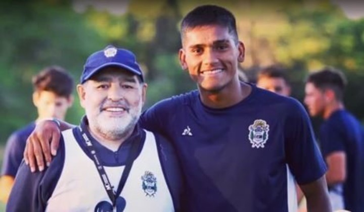 Martínez con Diego Maradona, cuando el jugador estaba en Gimnasia de la Plata.