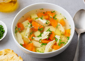 El caldo que está repleto de vitamina B6, tiene ácido fólico y previene la gripe