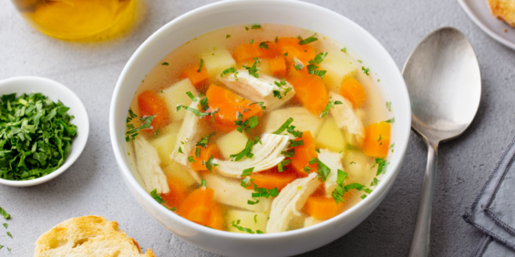 El caldo que está repleto de vitamina B6, tiene ácido fólico y previene la gripe