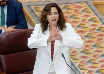 El debate sobre los menas en Madrid deriva en otra bronca política entre acusaciones e insultos por «racismo, crueldad y odio»>