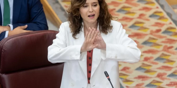 El debate sobre los menas en Madrid deriva en otra bronca política entre acusaciones e insultos por «racismo, crueldad y odio»>