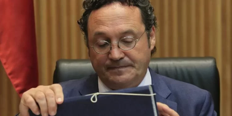 El fiscal general recusa a cuatro de los cinco magistrados que tienen que decidir sobre su propia continuidad>