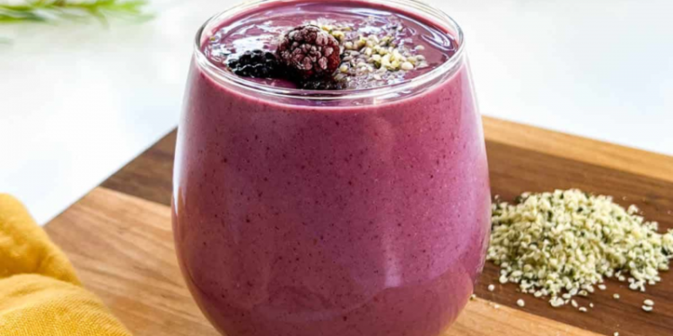 El licuado saludable que promueve la producción de colágeno y calma los dolores de rodilla y articulaciones