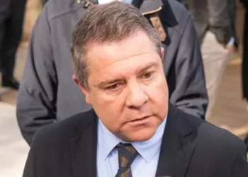 El PSOE exhibe una encuesta que consolida su mayoría absoluta