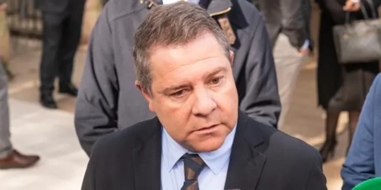 El PSOE exhibe una encuesta que consolida su mayoría absoluta