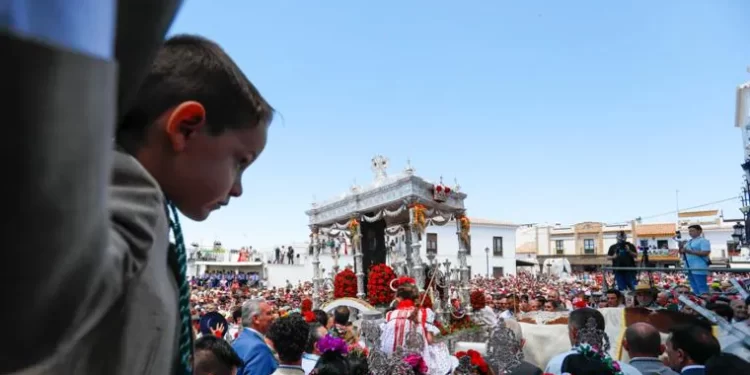 El Rocío se sumerge entre multitudes en el tiempo sin tiempo del disfrute>