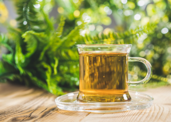 El té que todo lo cura: baja la fiebre, se puede usar como analgésico y ayuda a dormir mejor