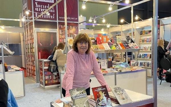 Ileana Pilar Mombrú, escritora que se encuentra inmersa en su inagotable mundo de fantasía