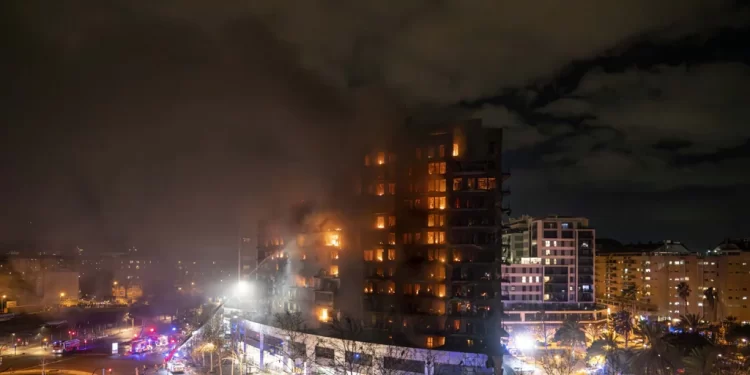 La Policía sitúa en un frigorífico el «único y principal» foco del incendio del barrio de Campanar de Valencia>