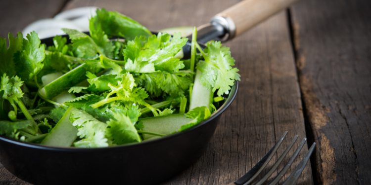 La vitamina que evita la osteoporosis, fortalece el corazón y mejora la coagulación: cómo incorporarla