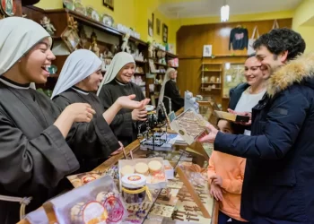 Las monjas de Estíbaliz, pioneras en servir cañas a los peregrinos>