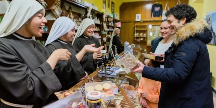 Las monjas de Estíbaliz, pioneras en servir cañas a los peregrinos>