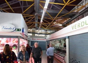 Los comerciantes del Mercado de Abastos esperan el acuerdo con el ayuntamiento para cerrar sus puestos>