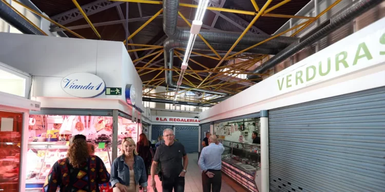 Los comerciantes del Mercado de Abastos esperan el acuerdo con el ayuntamiento para cerrar sus puestos>