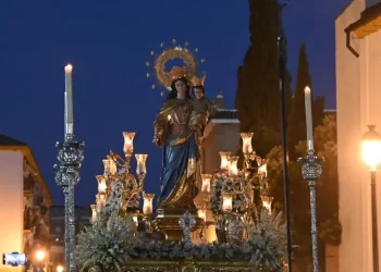 María Auxiliadora sale al encuentro de los cristianos de Córdoba, rodeada de niños y jóvenes>