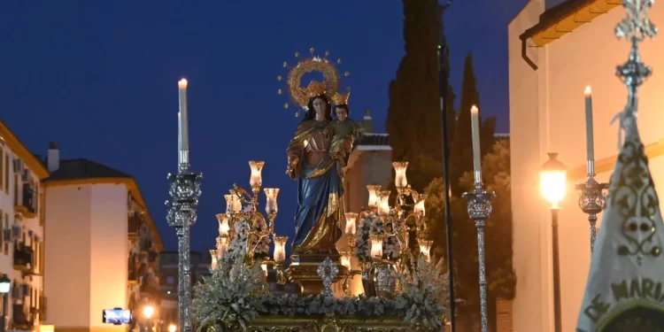 María Auxiliadora sale al encuentro de los cristianos de Córdoba, rodeada de niños y jóvenes>