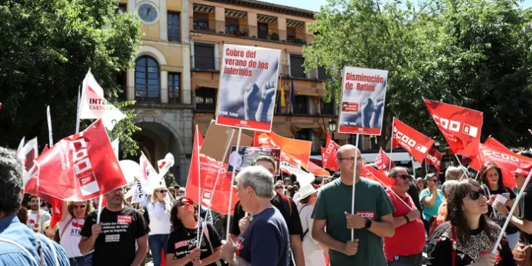 Más de un millar de profesores piden a la Junta el fin de los recortes en Educación>