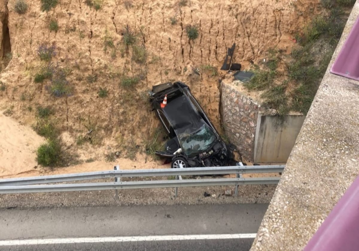 Muere un conductor de 40 años al caer de noche su coche por el terraplén de un puente en Burujón>