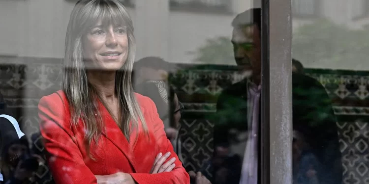 Sánchez ocultó la condición judicial de su mujer en su carta y en las intervenciones posteriores>