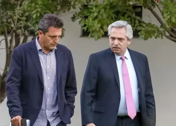 Mientras la CGT quiere bajar a Milei y le hace un favor, ¿en qué andan Fernández y Massa?