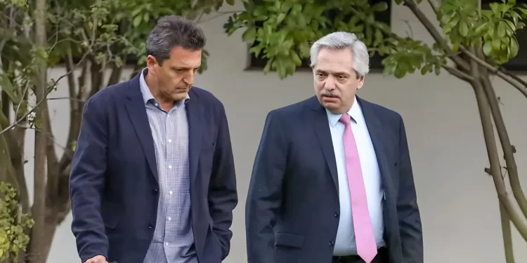 Mientras la CGT quiere bajar a Milei y le hace un favor, ¿en qué andan Fernández y Massa?