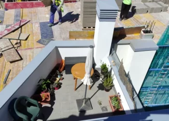 «Tenía un ático con vistas 360º y ahora solo veo un paredón»: los pisos de Coslada encerrados por sorpresa>