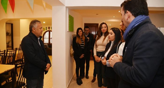 Tras el anunció en la Asamblea Legislativa, Cornejo inauguró el primero de los 12 hogares de niños en Godoy Cruz