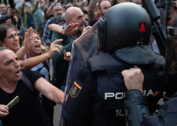 Vox y los policías heridos piden detener a los investigados de Tsunami que no han comparecido>