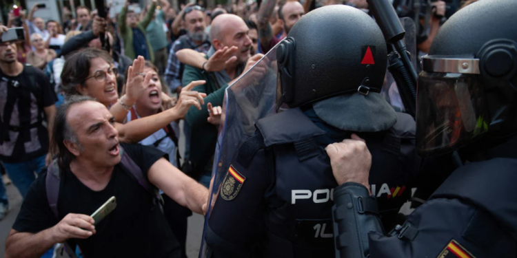 Vox y los policías heridos piden detener a los investigados de Tsunami que no han comparecido>