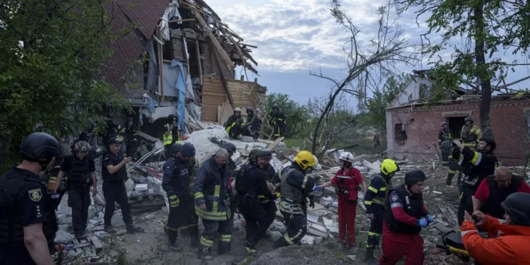 Más heridos y más daños graves en edificios de Járkov por los incesantes bombardeos rusos