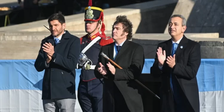 Milei encabezó el acto por el Día de la Bandera y convocó a firmar el Pacto de Mayo el 9 de Julio en Tucumán