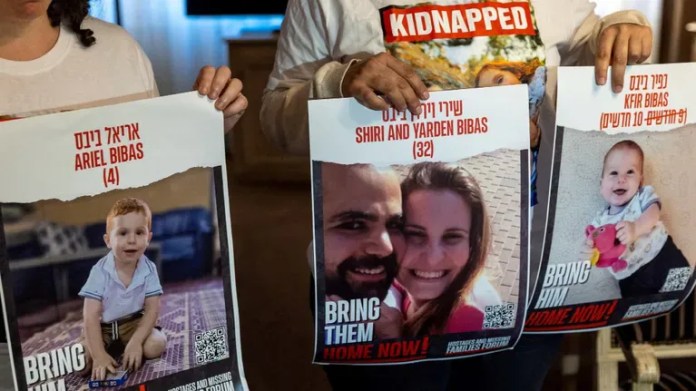 Carteles con los rostros Shiri Bibas, su esposo israelí Yardem y sus hijos Ariel y Kfir siguen secuestrados en la Franja de Gaza. (Foto: Reuters)