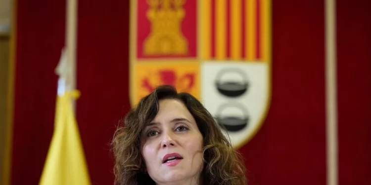 Ayuso acusa a Sánchez de actuar como un «matón» y le advierte: «Aquí, en Madrid, miedo cero»