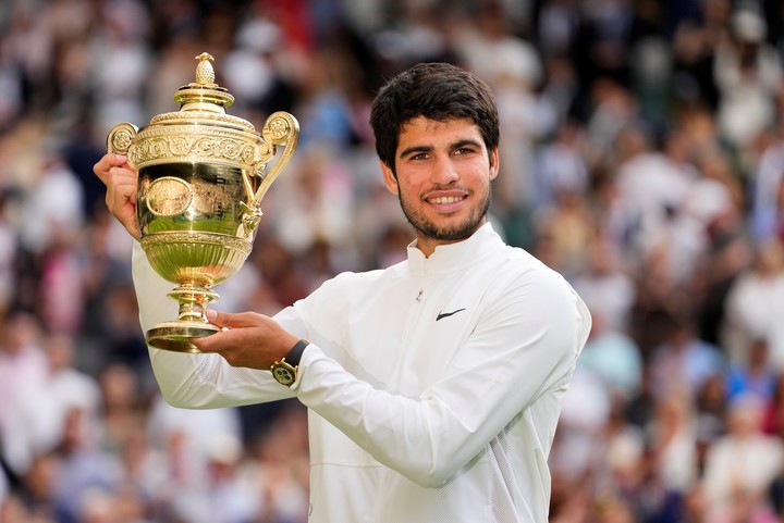 Alcaraz ya sabe lo que es ganar Wimbledon. Este año buscará repetir. (AP)