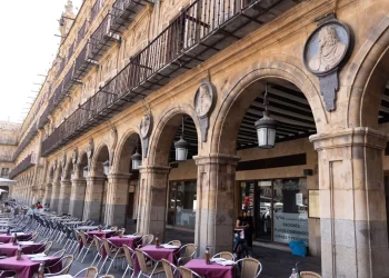 Del papel a la piedra: las estampas esculpidas en la Plaza Mayor de Salamanca>
