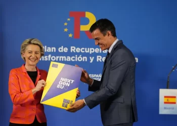 Desde el cargador hasta las bajas por paternidad: así nos regula la eurocámara>