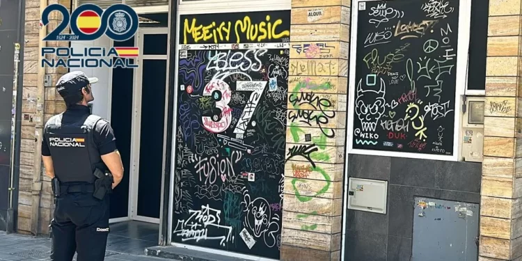 Desmantelan una asociación cannábica que se publicitaba como punto de venta de droga para turistas en Alicante>