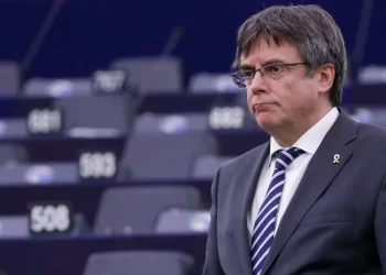 El Constitucional tumba el voto telemático en el Parlament y complica la situación de Puigdemont>