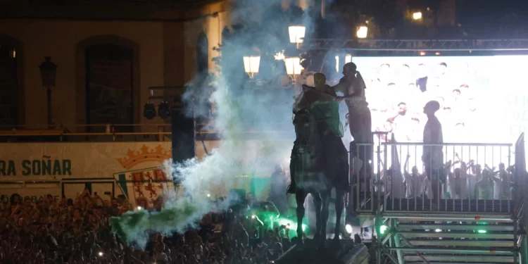 El Córdoba toca el cielo en las Tendillas con un gran baño de masas>