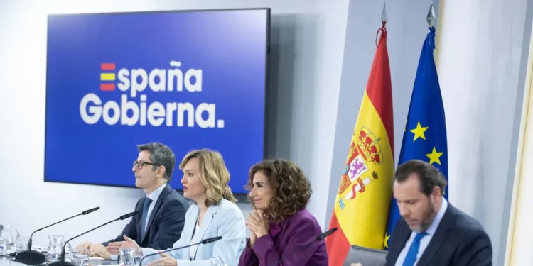 El Gobierno siembra dudas sobre la actuación del juez que ha citado como imputada por corrupción a Begoña Gómez>