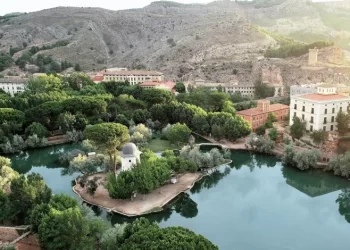 El lago termal más grande de Europa está en España y tiene propiedades terapéuticas: dónde está y cómo llegar>