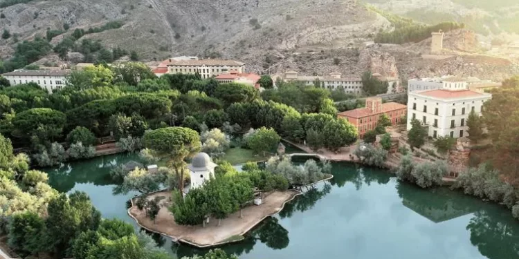 El lago termal más grande de Europa está en España y tiene propiedades terapéuticas: dónde está y cómo llegar>