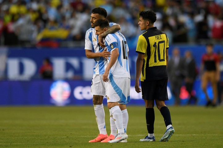 Leo y Nico González tras el partido (AP). 
