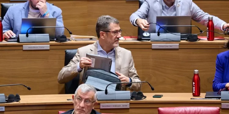 El PSOE vota a favor de una moción de Podemos en Navarra que tilda de corrupta a la monarquía>