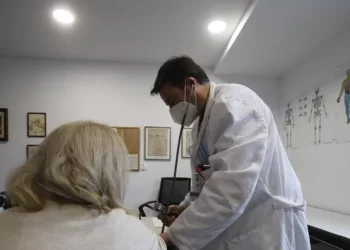 El SAS abre una negociación para buscar médicos ‘in extremis’ para los centros de salud durante el verano>