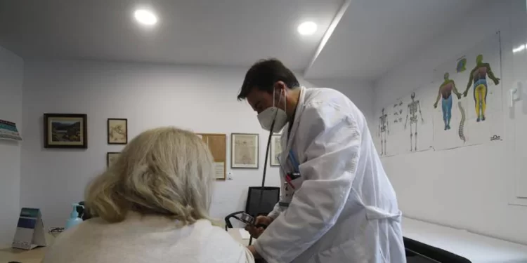 El SAS abre una negociación para buscar médicos ‘in extremis’ para los centros de salud durante el verano>