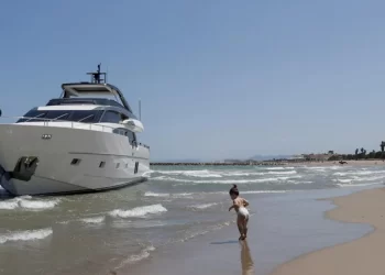 El yate de cinco millones de euros encallado en una playa de Valencia atrae a los turistas: «Señoras, bájense del barco»>