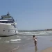 El yate de cinco millones de euros encallado en una playa de Valencia atrae a los turistas: «Señoras, bájense del barco»>
